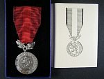 Medaile - Za zásluhy o obranu vlasti - ČSR, etue + dekret