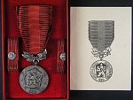 Medaile - Za zásluhy o obranu vlasti - ČSSR + etue a průkaz