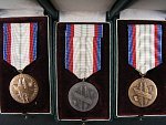 Medaile za upevňování přátelství ve zbrani I.,II. a III. třídy + etue