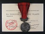Medaile za osvobození Prahy, za vítězství nad Německem, medaile za zásluhy o obranu vlasti, vše s průkazy