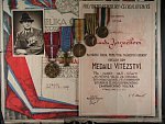 Vyznamenání po Italském legionáři, Revoluční medaile se štítkem DOSS ALTO + dekret, pam. med. ČS dobrovolce, medaile Vítězství Belgická + dekret, Italská Válečná medaile 1915 - 1918 a Pamětní medaile