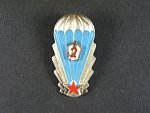 Odznak výsadkového vojska 2. třídy z obdobi 1965-1992 č.42767, mírně poškozený smalt ve štítku