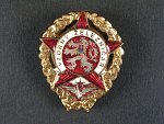 Odznak Vzorný železničář č.00767, prasklý smalt v levém dolním cípu hvězdy
