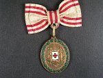 Bronzová čestná medaile Za zásluhy o Červený Kříž s válečnou dekorací na dámské stuze