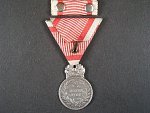 Stříbrná vojenská záslužná medaile Signum Laudis Karel, Ag, původní voj. stuha
