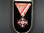 Vojenský záslužný kříž III. třídy s vál. dekorací, postříbřený, původní vojenská stuha s meči, originální etue značená V. Mayer