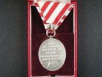 Stříbrná medaile za zásluhy o červený kříž + etue