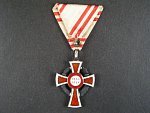 Za zásluhy červený kříž, kříž II. stupně s válečnou dekorací