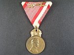 Rakouská vejenská záslužná medaile - SIGNUM LAUDIS bronzová Karel I., původní vojenská stuha s meči