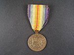 Československá medaile za vítězství s podpisem medailéra
