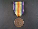 Československá medaile za vítězství s podpisem medailéra
