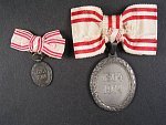 Stříbrná čestná medaile za zásluhy o červený kříž s válečnou dekorací na dámské stuze + miniatura a etue