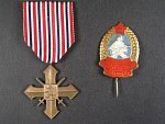 Pamětní odznak partyzánské skupiny Štramberk poškozený šroub + dekret a čs válečný kříž 1939 + dekret