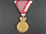 Vojenská záslužná medaile Signum Laudis F.J.I., zlacený bronz, původní voj. stuha