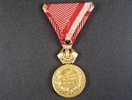 Vojenská záslužná medaile Signum Laudis F.J.I., zlacený bronz, původní voj. stuha, varianta