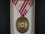 Bronzová čestná medaile za zásluhy o červený kříž s válečnou dekorací + originální etue, poškozená