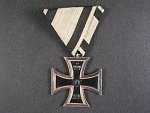 Železný kříž II.tř., na původní trojúhelníkové stuze, pro civilní osoby, na kroužku značen písmenem H