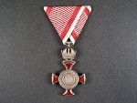 Stříbrný záslužný kříž s korunou, provedení s Rudolfovou korunou, Ag, původní vojenská stuha, vzácné