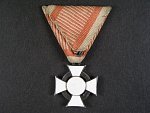 Vojenský záslužný kříž III. třídy s vál. dekorací, Ag, Au