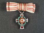 Miniatura vyznamenání Za Zásluhy o červený kříž, kříž II. stupně s válečnou dekorací