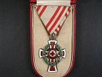 Čestné vyznamenání Za zásluhy o Červený Kříž s válečnou dekorací II. tř., Ag, orig. etue