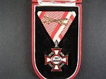 Vojenský záslužný kříž III. třídy s vál. dekorací, Ag, originální etue