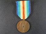 Československá medaile za vítězství s podpisem medailéra + dekret