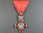 Stříbrný záslužný kříž s korunou (Ag), výrobce Wilhelm Kunz, na původní civilní stuze