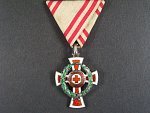 Čestné vyznamenání Za zásluhy o Červený Kříž s válečnou dekorací II. tř., Ag, mírně poškozený smalt v mezikruží a věnci, původní stuha