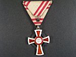 Čestné vyznamenání Za zásluhy o Červený Kříž s válečnou dekorací II. tř., Ag, mírně poškozený smalt v mezikruží a věnci, původní stuha