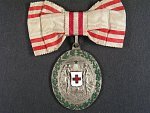 Stříbrná čestná medaile Za zásluhy o Červený Kříž s válečnou dekorací na dámské stuze, postříbřený bronz