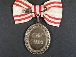 Stříbrná čestná medaile Za zásluhy o Červený Kříž s válečnou dekorací na dámské stuze, postříbřený bronz