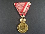 Vojenská záslužná medaile Signum Laudis F.J.I., zlacený bronz, původní voj. stuha s meči