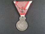 Stříbrná vojenská záslužná medaile Signum Laudis Karel, Ag, na hraně značka A, původní voj. stuha
