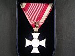Vojenský záslužný kříž III. třídy, mírová skupina, Ag, výroba F. Rothe, půvoní etue
