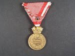Vojenská záslužná medaile Signum Laudis F.J.I., zlacený bronz, původní voj. stuha