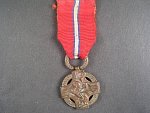 Československá revoluční medaile varianta s podpisem medailera