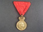 Vojenská záslužná medaile Signum Laudis F.J.I., zlacený bronz, původní civilní stuha