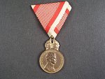 Rakouská vejenská záslužná medaile - SIGNUM LAUDIS bronzová Karel I., původní vojenská stuha