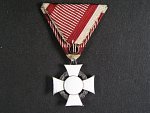 Vojenský záslužný kříž III. třídy s vál. dekorací, Ag, výroba HUW, mírně poškozený smalt na aversu i reversu