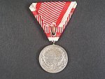 Medaile za statečnost II. třídy, náhradní kov, původní vojenská stuha, vydání 1914 - 1917
