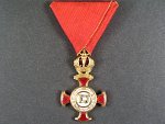 Zlatý Záslužný kříž s korunou, zlacený bronz, výrobce Vincent Mayer Wien