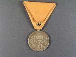 Uherská čestná medaile za 25 let záslužné činnosti hasičské a záchrané, výrobce mincovna Kremnica, původní stuha