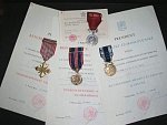 Dekrety na ČS vál. kříž, ČS med. za chrabrost, ČS voj. medaili za zásluhy II.st., med. za zásl. o obranu vlasti + medaile, vše na prap. dělm. Šimáček Pavel OPV