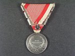Medaile za statečnost II. třídy, Ag, původní vojenská stuha s páskou za 4x udělení, vydání 1914 - 1917