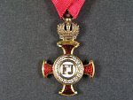 Zlatý Záslužný kříž s korunou, Au, původní stužka, výrobce Vincent Mayer Wien + etue