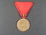 Vojenská jubilejní pam. medaile z r.1898, zlacený bronz, původní stuha