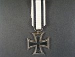 Železný kříž II.tř. na stuze pro nebojovníky, na kroužku značka HW, nová stuha