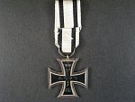 Železný kříž II.tř. na stuze pro nebojovníky, na kroužku značka HW, nová stuha