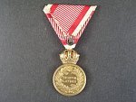 Vojenská záslužná medaile Signum Laudis F.J.I., zlacený bronz, původní stuha